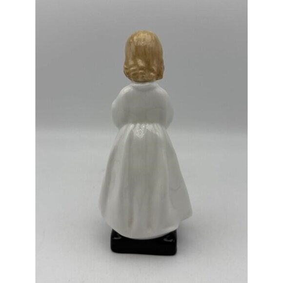 Royal Doulton Figurine “Bedtime” HN1978 – Vintage Porcelain Collectible - Picture 2 of 3